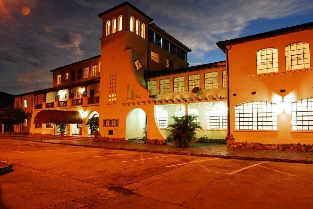 بوغا Hotel Guadalajara المظهر الخارجي الصورة